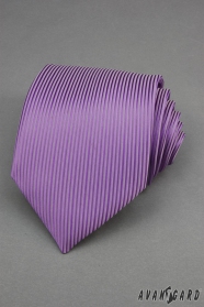 Fialová kravata se svislými proužky