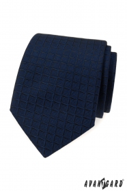 Modrá kravata se čtvercovou strukturou