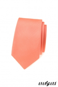 Úzká kravata s matné lososové barvě