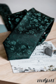 Zelená kravata s květinovým reliéfem