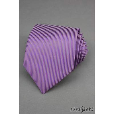 Fialová kravata se svislými proužky