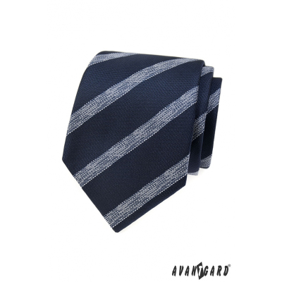 Modrá strukturovaná kravata s bílým pruhem