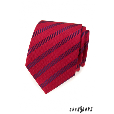 Červená kravata s modrými proužky