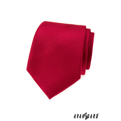 Červená kravata se strukturou povrchu