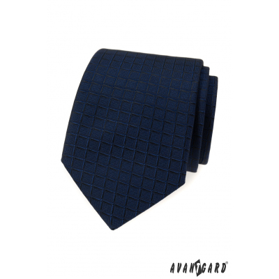 Modrá kravata se čtvercovou strukturou
