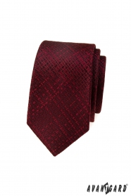 Úzká kravata s texturou v bordó