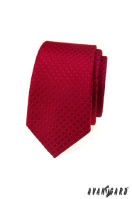 Červená kravata se strukturovaným vzorem