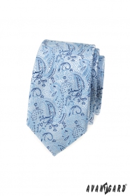 Světle modrá slim kravata s tmavým vzorem