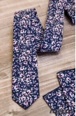 Tmavě modrá slim kravata s růžovými květy - šířka 5 cm