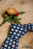 Modrá kravata vzor hravé květiny - šířka 5 cm