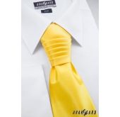 Výrazná svatební kravata ve žluté barvě